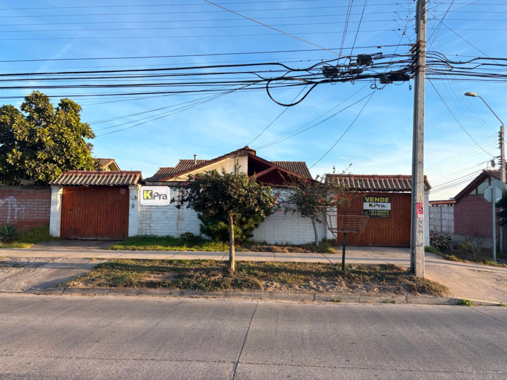 Hermosa e Iluminada Casa Esquina – A Pasos de Guillermo Ulriksen